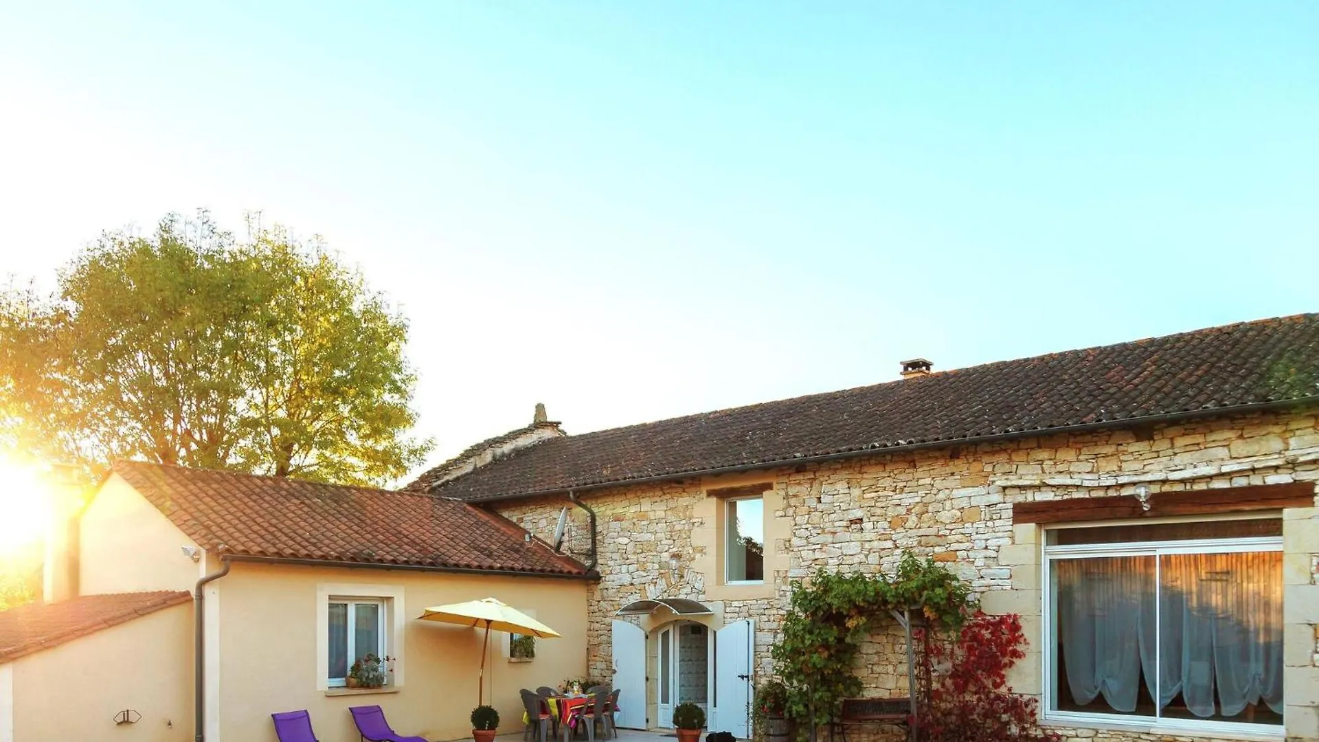 Comfortable Holiday Home With Terrace Cazals