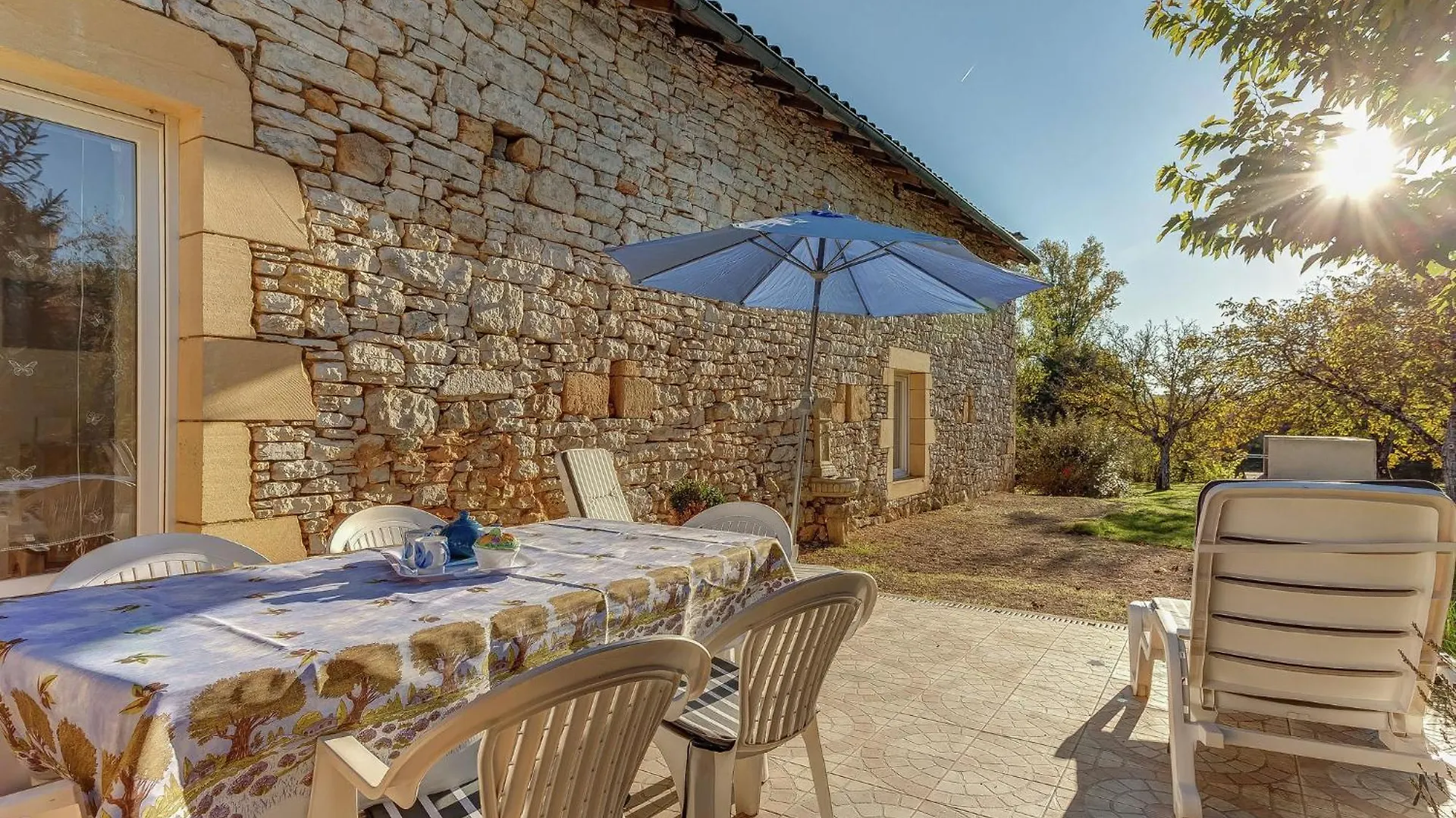 Comfortable Holiday Home With Terrace Cazals  Cazals (Lot)