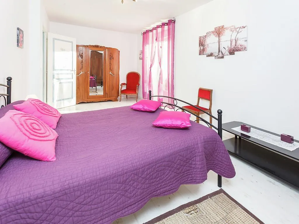 Comfortable Holiday Home With Terrace Cazals  Cazals (Lot)