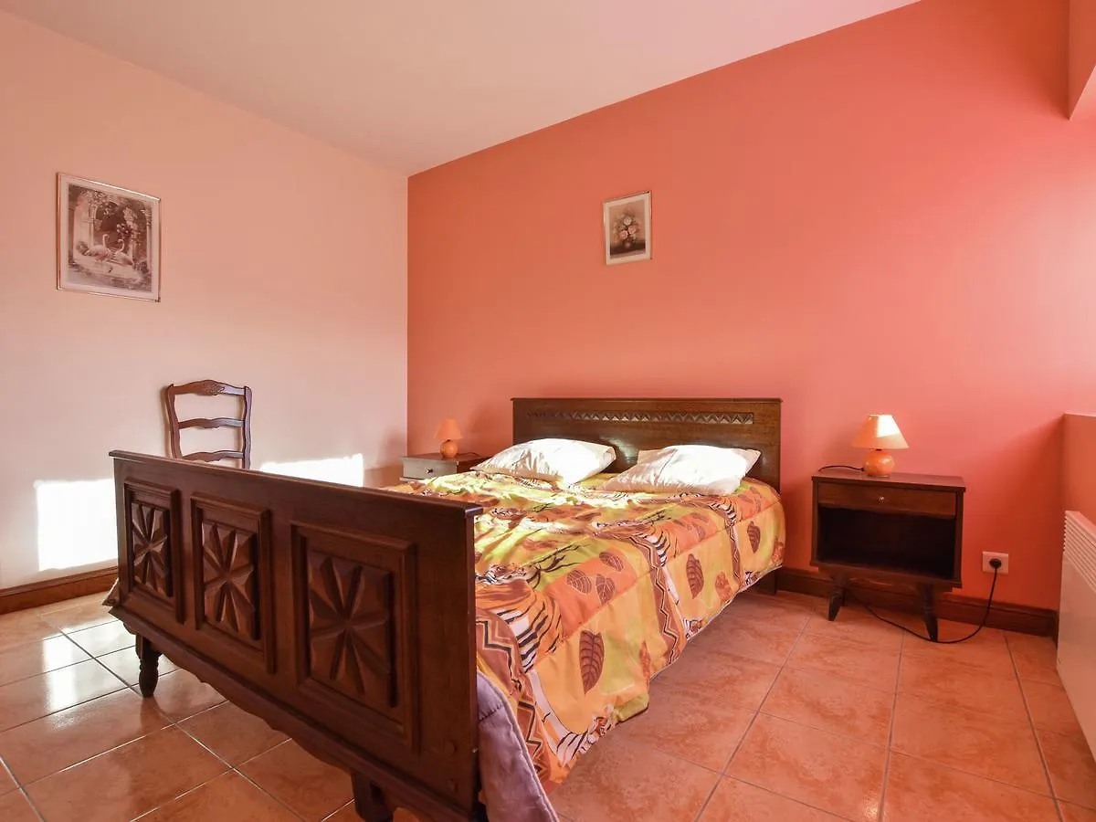 Comfortable Holiday Home With Terrace Cazals