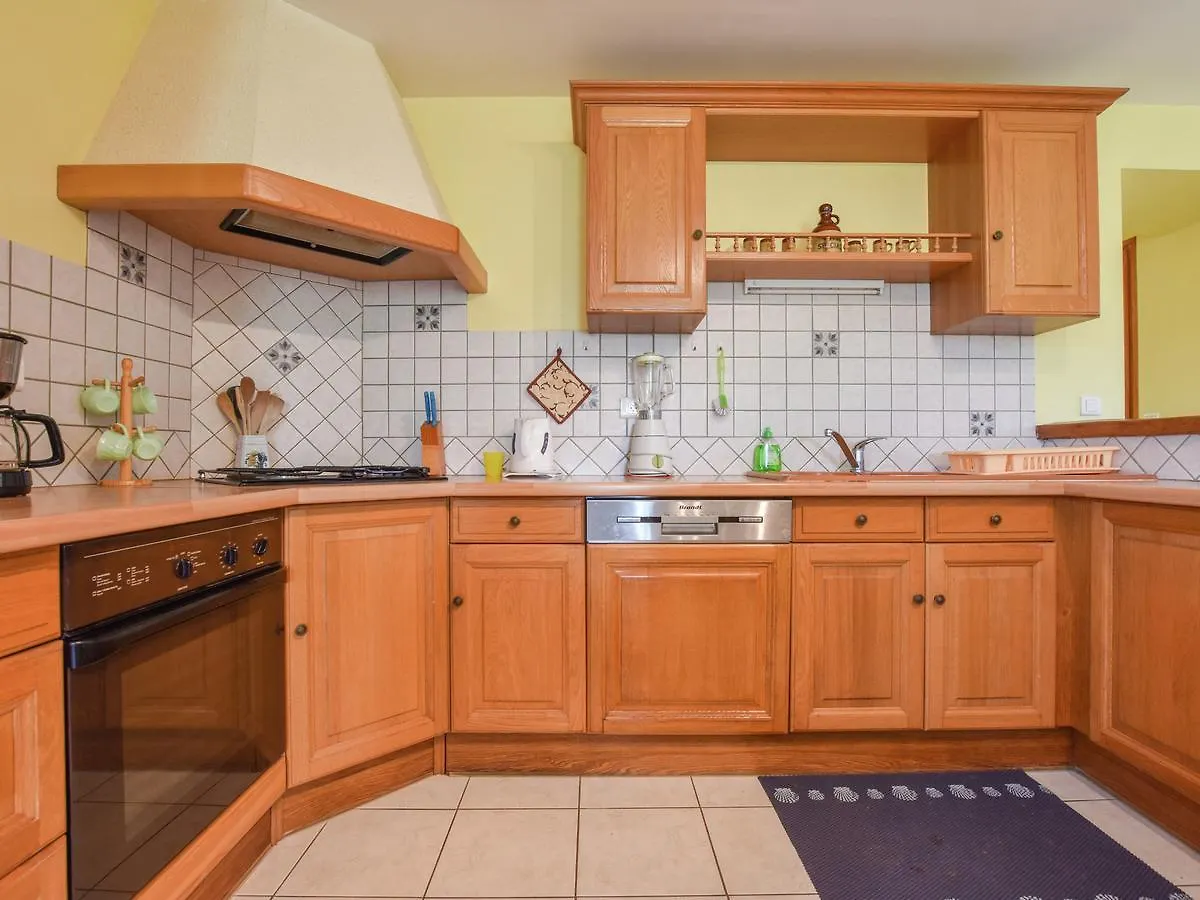 Comfortable Holiday Home With Terrace Cazals