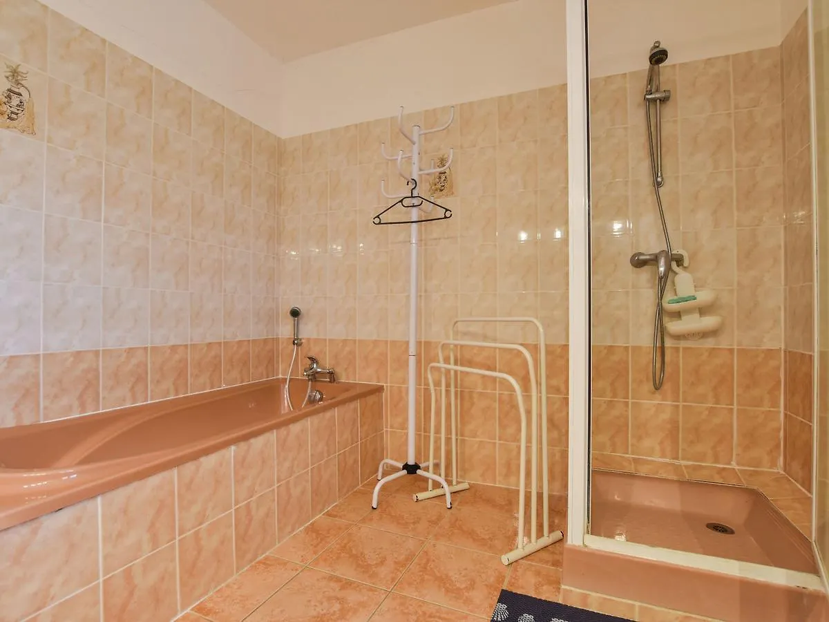 Comfortable Holiday Home With Terrace Cazals  Cazals (Lot)