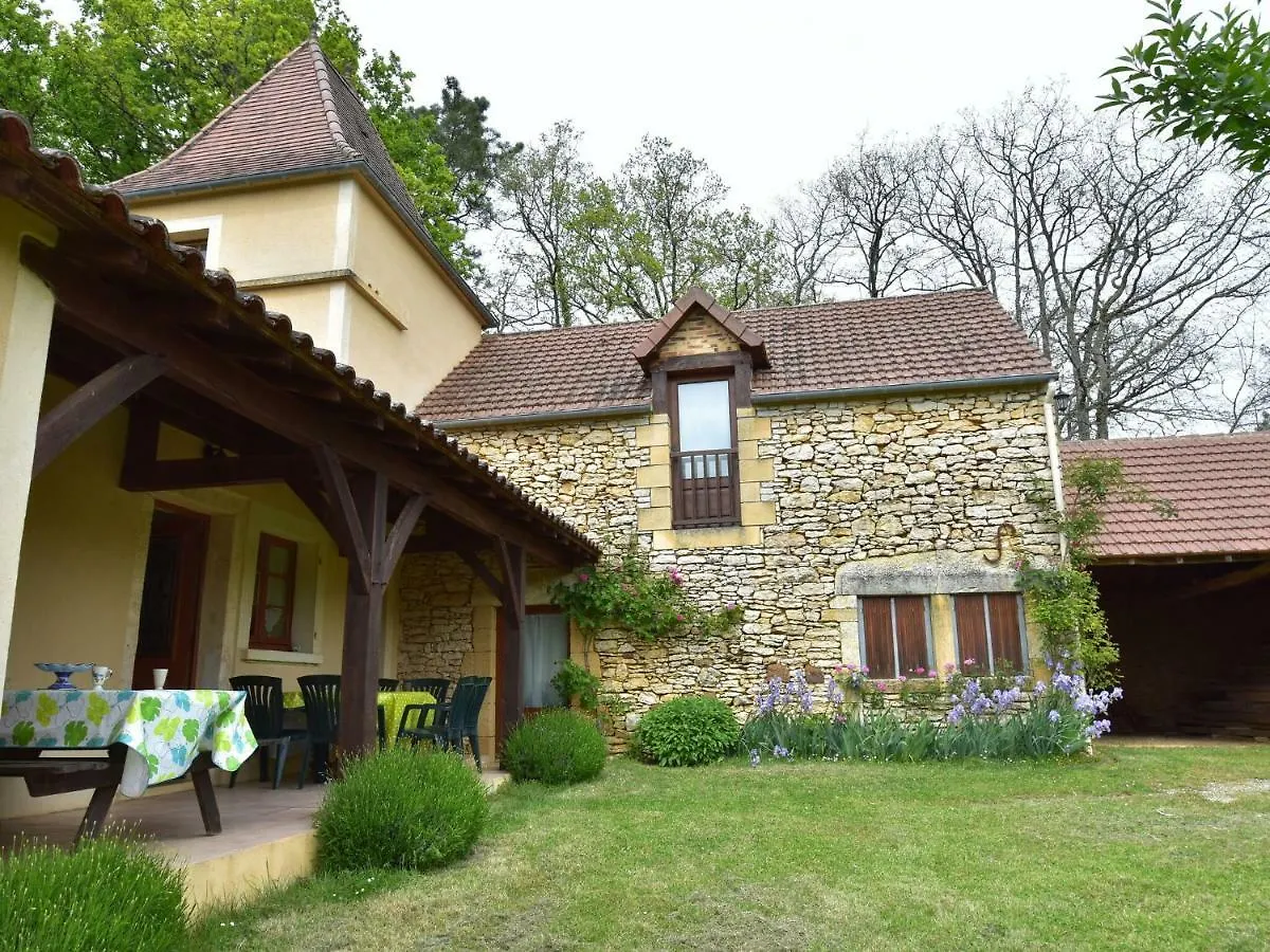 Comfortable Holiday Home With Terrace Cazals